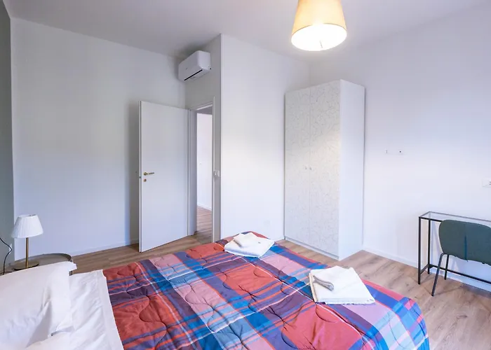 Sword House, By Short Holidays Apartment *